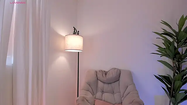 Mia love   online show from 11/28/25, 04:07