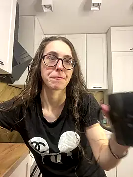 Snapshot of MartiniiSelenna chatting on 11/05/25, 08:28 MartiniiSelenna online show from 11/05/25, 08:28