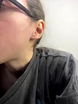 Snapshot of MartiniiSelenna chatting on 10/07/25, 06:03 MartiniiSelenna online show from 10/07/25, 06:03