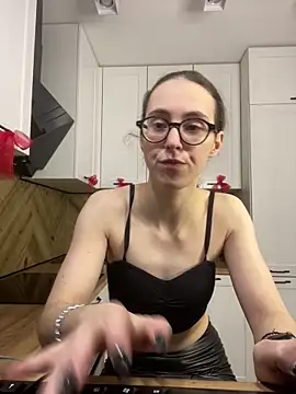 Snapshot of MartiniiSelenna chatting on 12/17/25, 06:29 MartiniiSelenna online show from 12/17/25, 06:29