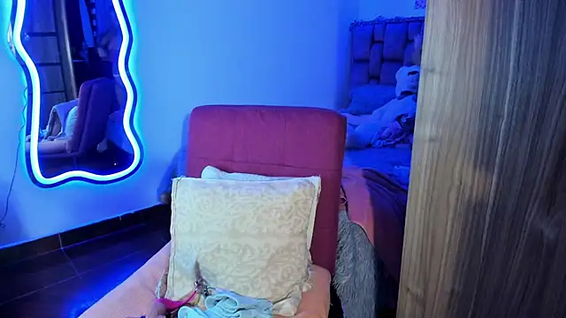 ladyrd1 online show from 02/14/25, 07:49