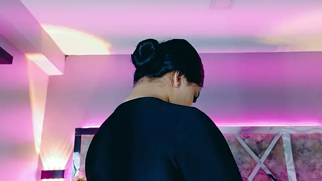 MarianaGarciaa   online show from 10/18/25, 07:27