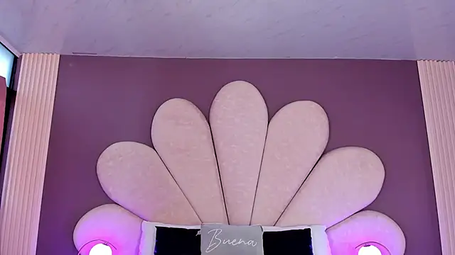 MarianaGarciaa   online show from 10/21/25, 11:31