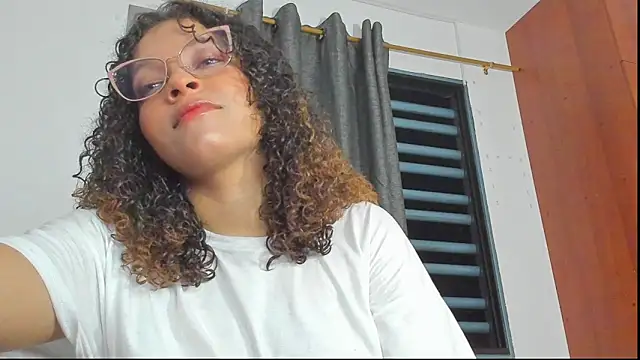 Snapshot of Ada_gales_ chatting on 11/08/25, 03:43 Ada gales online show from 11/08/25, 03:43