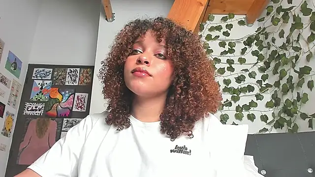 Snapshot of Ada_gales_ chatting on 12/18/24, 09:29 Ada gales online show from 12/18/24, 09:29