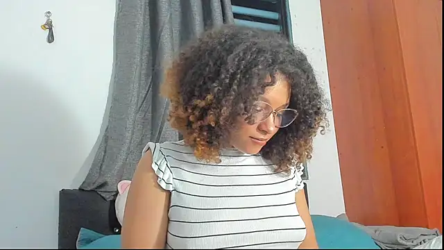 Snapshot of Ada_gales_ chatting on 11/04/25, 02:48 Ada gales online show from 11/04/25, 02:48