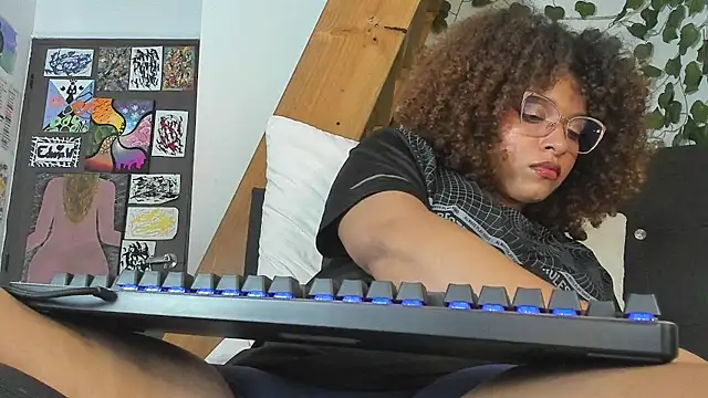 Snapshot of Ada_gales_ chatting on 12/20/24, 02:52 Ada gales online show from 12/20/24, 02:52