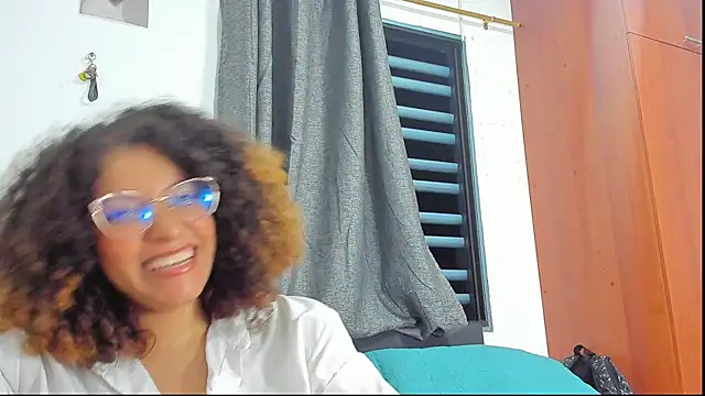 Snapshot of Ada_gales_ chatting on 10/30/25, 03:49 Ada gales online show from 10/30/25, 03:49