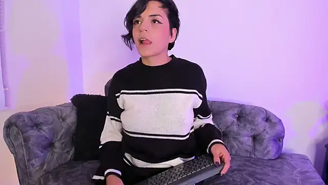 Snapshot of Sweet_Amy01 chatting on 12/19/24, 01:07 Sweet Amy01 online show from 12/19/24, 01:07