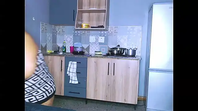Snapshot of fatafricanqueen chatting on 03/15/25, 12:34 fatafricanqueen online show from 03/15/25, 12:34