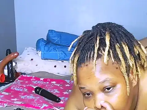 Snapshot of fatafricanqueen chatting on 10/10/25, 10:10 fatafricanqueen online show from 10/10/25, 10:10