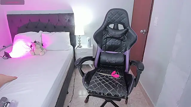 evelyn 23 online show from 10/09/25, 04:51