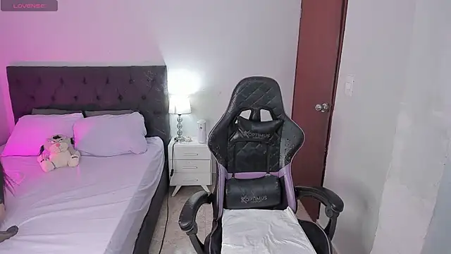 evelyn 23 online show from 10/22/25, 02:49