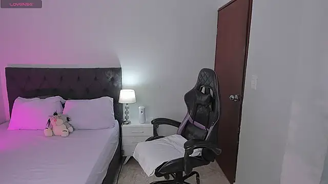 evelyn 23 online show from 10/21/25, 02:27