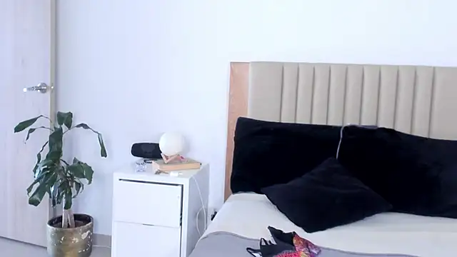 AnaHenao online show from 10/15/25, 05:21