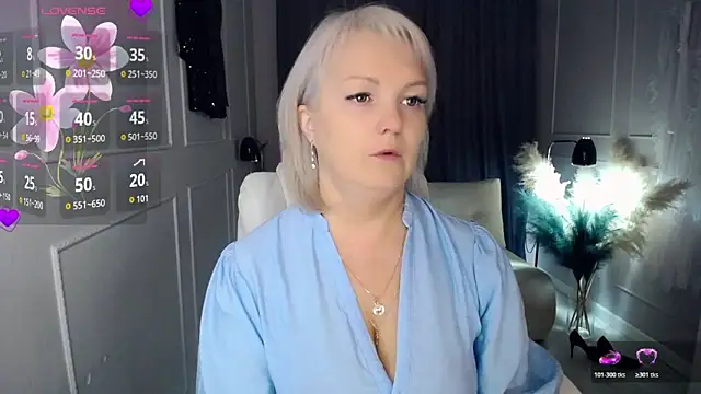 Snapshot of Juarnea chatting on 10/22/25, 01:43 Juarnea online show from 10/22/25, 01:43