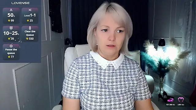 Snapshot of Juarnea chatting on 11/21/25, 10:03 Juarnea online show from 11/21/25, 10:03