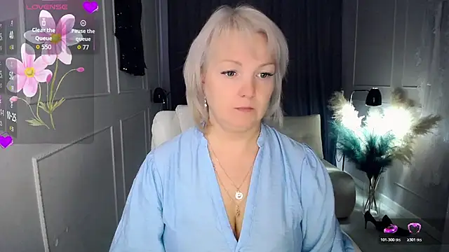 Snapshot of Juarnea chatting on 10/23/25, 08:35 Juarnea online show from 10/23/25, 08:35