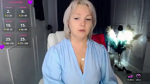 Snapshot of Juarnea chatting on 10/31/25, 05:48 Juarnea online show from 10/31/25, 05:48