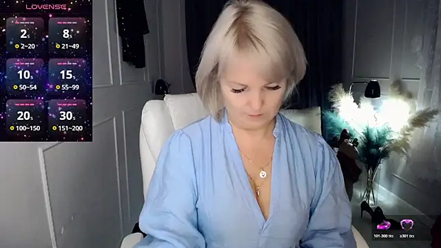 Snapshot of Juarnea chatting on 12/18/25, 11:25 Juarnea online show from 12/18/25, 11:25