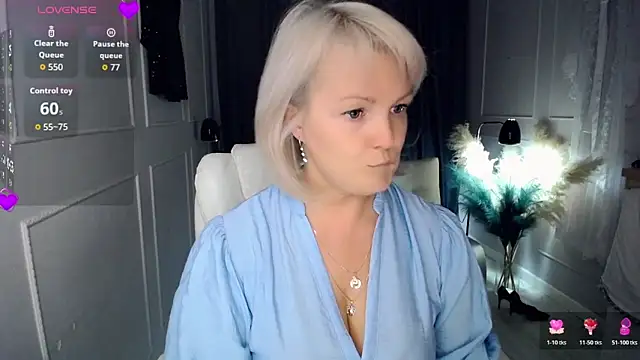 Snapshot of Juarnea chatting on 11/05/25, 11:57 Juarnea online show from 11/05/25, 11:57