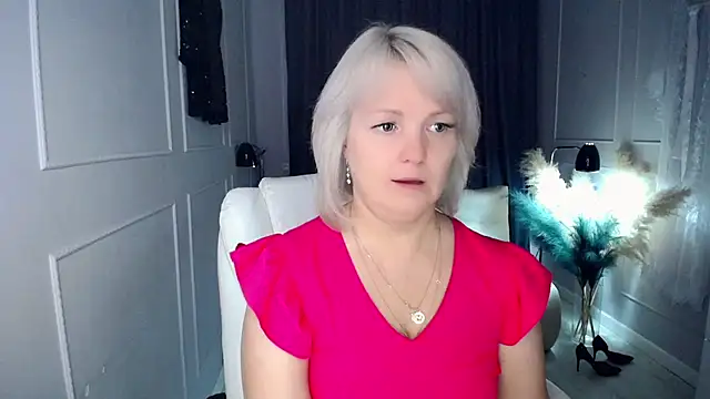 Snapshot of Juarnea chatting on 11/19/25, 07:30 Juarnea online show from 11/19/25, 07:30