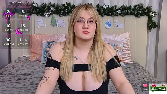 Snapshot of Nancy_Mooree chatting on 12/18/25, 01:04 Nancy Mooree online show from 12/18/25, 01:04