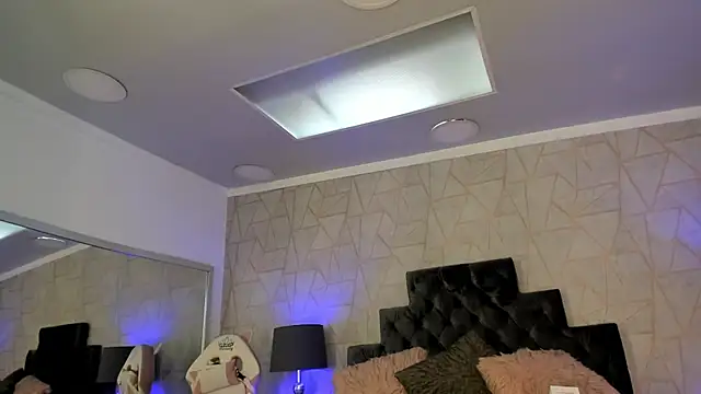 Snapshot of emily_parkerr chatting on 02/10/25, 01:11 emily parkerr online show from 02/10/25, 01:11