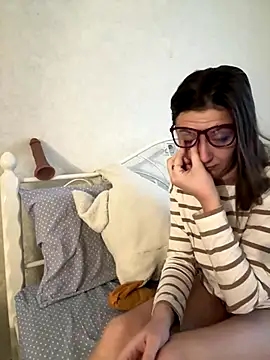 Snapshot of BeatriceTender chatting on 12/15/25, 05:46 BeatriceTender online show from 12/15/25, 05:46