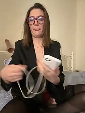 Snapshot of BeatriceTender chatting on 11/28/25, 04:29 BeatriceTender online show from 11/28/25, 04:29