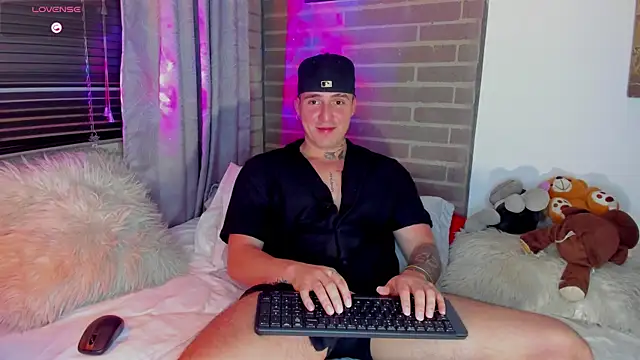 liam oficial02 online show from 12/21/25, 04:03