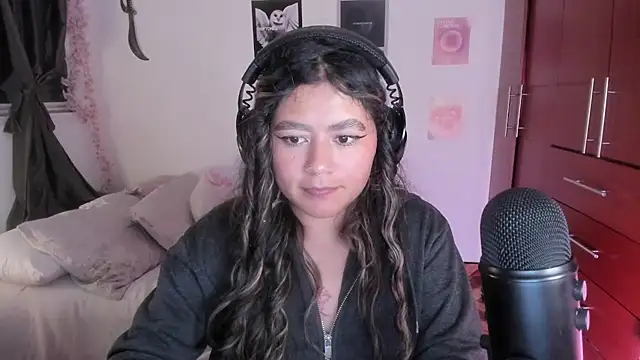 StephaniFox online show from 12/18/25, 01:44