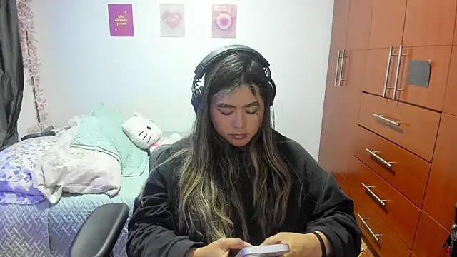 StephaniFox online show from 10/20/25, 04:14