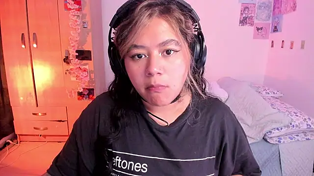 Snapshot of StephaniFox chatting on 03/11/25, 12:44 StephaniFox online show from 03/11/25, 12:44