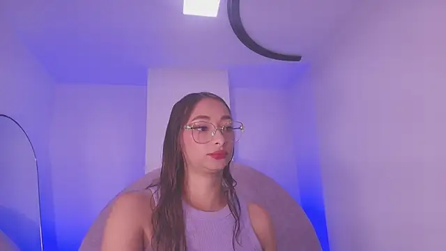 Snapshot of vale_ross_ chatting on 04/21/26, 03:02 vale ross online show from 04/21/26, 03:02