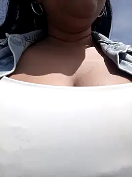 Snapshot of Julieta-tits chatting on 04/18/26, 06:10 Julieta-tits online show from 04/18/26, 06:10