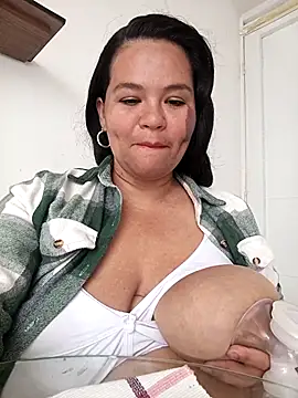 Snapshot of Julieta-tits chatting on 04/17/26, 01:25 Julieta-tits online show from 04/17/26, 01:25