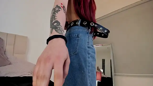 Snapshot of Roxxy_mora chatting on 02/19/25, 03:28 Roxxy mora online show from 02/19/25, 03:28