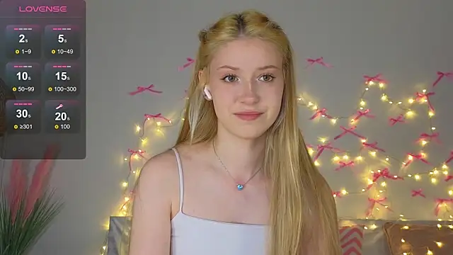 Monikacutie online show from 11/19/25, 03:39