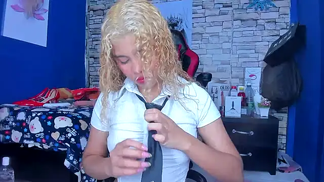 Snapshot of sofiacastillo01 chatting on 03/15/25, 12:45 sofiacastillo01 online show from 03/15/25, 12:45