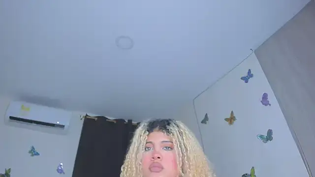 Snapshot of sofiacastillo01 chatting on 12/05/25, 01:32 sofiacastillo01 online show from 12/05/25, 01:32