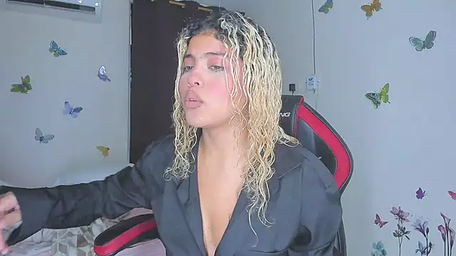 Snapshot of sofiacastillo01 chatting on 11/24/25, 01:11 sofiacastillo01 online show from 11/24/25, 01:11