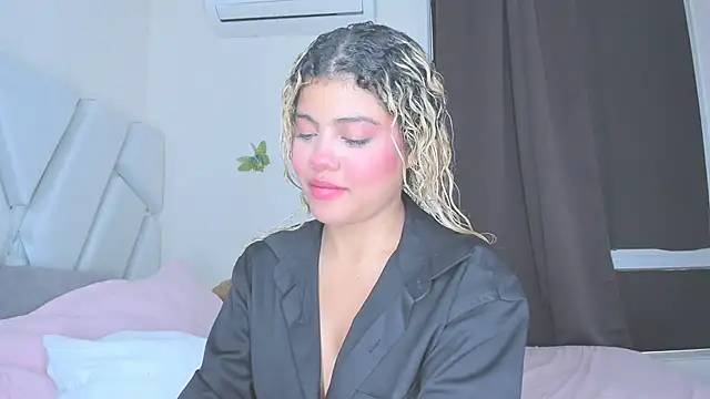 sofiacastillo01 online show from 04/28/26, 08:13