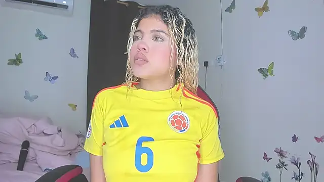 Snapshot of sofiacastillo01 chatting on 12/16/25, 02:32 sofiacastillo01 online show from 12/16/25, 02:32