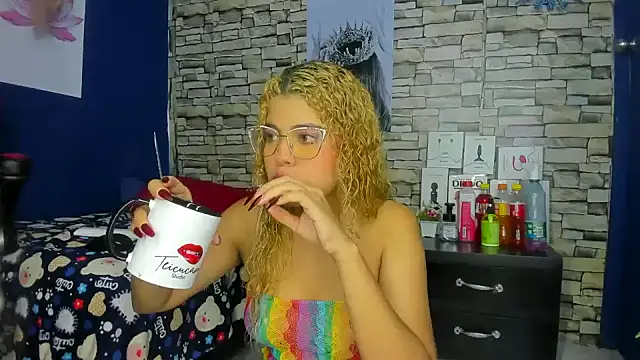 Snapshot of sofiacastillo01 chatting on 03/11/25, 12:50 sofiacastillo01 online show from 03/11/25, 12:50