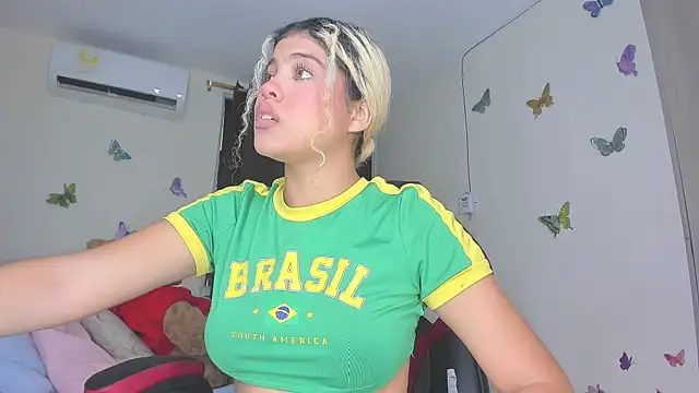 Snapshot of sofiacastillo01 chatting on 11/15/25, 01:26 sofiacastillo01 online show from 11/15/25, 01:26