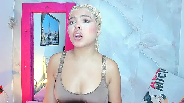 Snapshot of sofiacastillo01 chatting on 06/25/26, 01:27 sofiacastillo01 online show from 06/25/26, 01:27