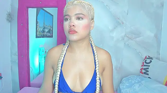 Snapshot of sofiacastillo01 chatting on 06/19/26, 01:28 sofiacastillo01 online show from 06/19/26, 01:28