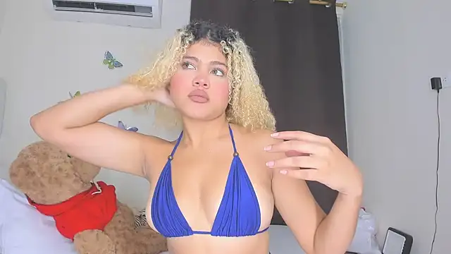 sofiacastillo01 online show from 12/19/25, 02:52