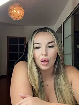 Snapshot of EvaSunderland chatting on 01/12/26, 10:44 EvaSunderland online show from 01/12/26, 10:44